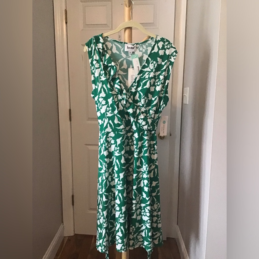 NWT - green and white floral pattern wrap dress by leota.